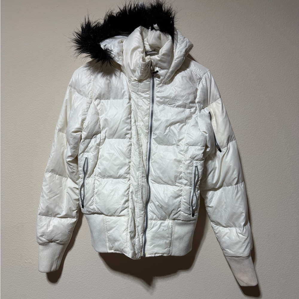 Nike Women's Therma-FIT Hooded Puffer Jacket with Faux Fur Trim White Size Large
